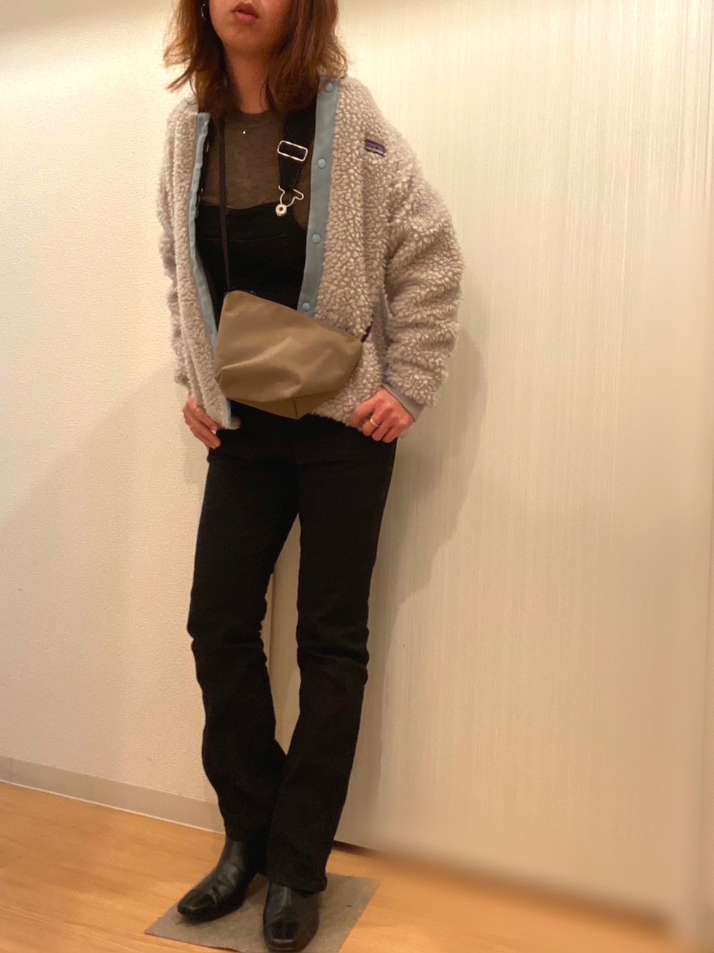 「カジュアル、ブラック、サロペット、ボア、冬コーデ、大人カジュアル、休日スタイル、patagonia、冬、オトナカジュアル」｜「patagoniaのパタゴニア PATAGONIA キッズ フリース ジャケット 65415＜Girls' Retro-X Bomber Jacket ガールズ・レトロX・ボマー・ジャケット＞（その他アウター、ホワイト系）」を使った、mee☆さん（レディース・160cm）の秋コーディネートの1枚目の写真