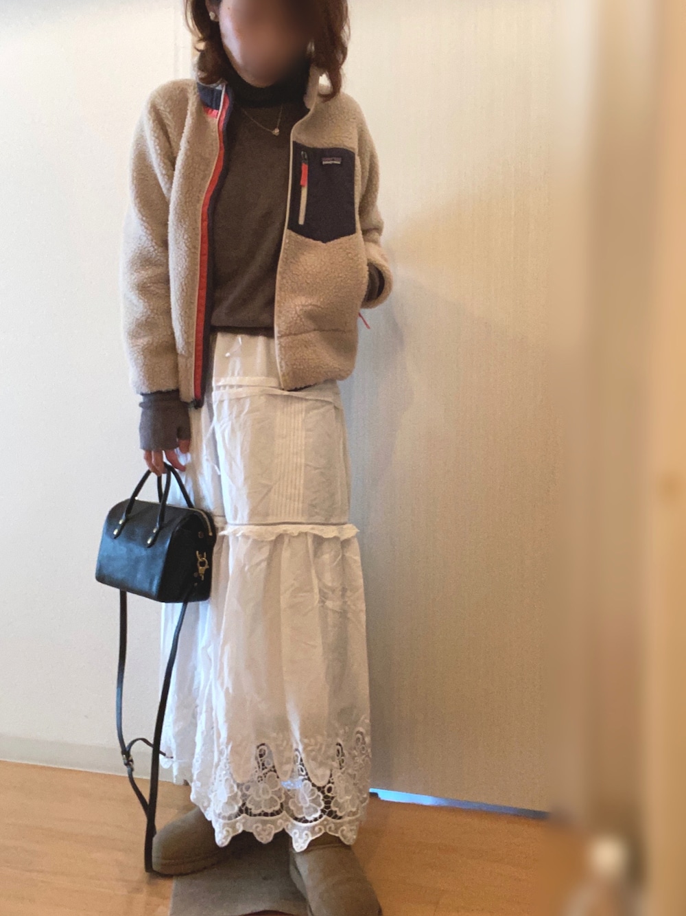 「休日スタイル、大人カジュアル、オトナカジュアル、カジュアルコーデ、カジュアル、patagonia、タートルネック、ムートンブーツ、冬コーデ、冬、休日コーデ」｜「patagoniaのアイテム（ジャケット/アウター、ホワイト系）」を使った、mee☆さん（レディース・160cm）の冬コーディネートの1枚目の写真
