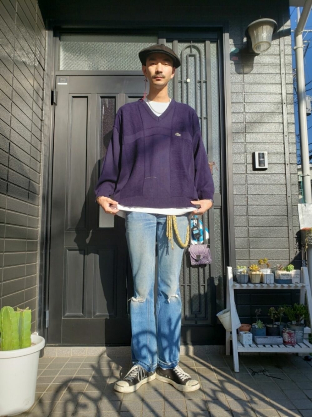 ブラック系のニット/セーター、ブルー系のデニムパンツ、ブラック系のスニーカーを着用したメンズの秋コーディネートの1枚目の写真