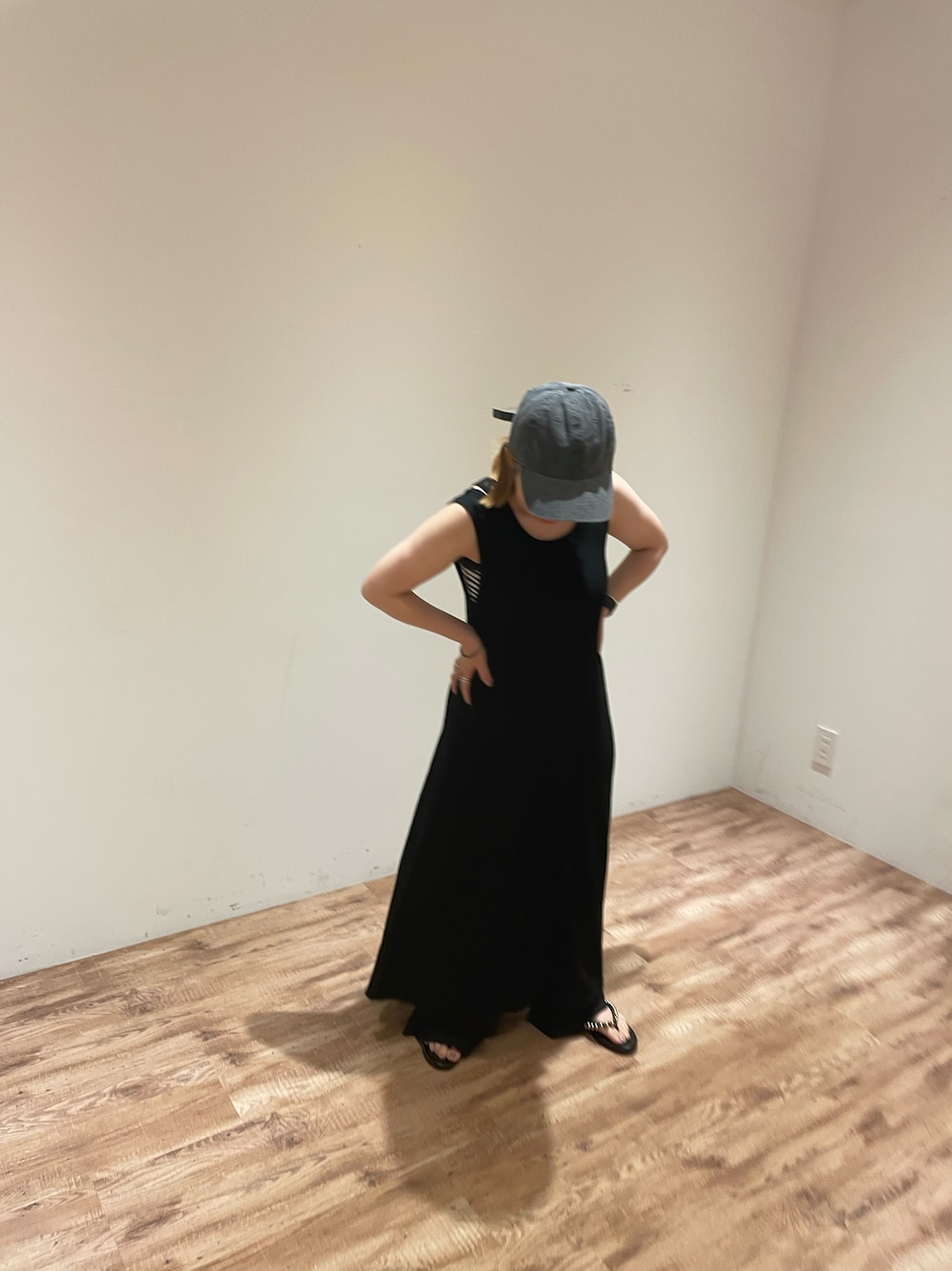 「夏コーデ、ラフ、夏、低身長コーデ、モノトーンコーデ、リラックススタイル」｜「JIL SANDERのアイテム（サンダル、ブラック系）」を使った、jad_pj_dmwさん（レディース・147cm）の夏コーディネートの1枚目の写真