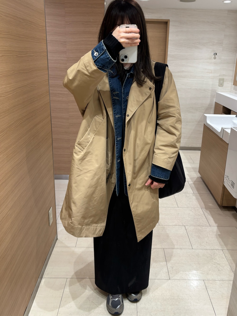 「休日スタイル、スカートスタイル、シャツスタイル、レイヤードスタイル、ブラック、タイトスカート、デニムジャケット、スニーカー、ビッグシルエット、シンプルコーデ、スニーカーコーデ、きれいめカジュアル、高身長女子」｜「FRAMeWORKの撥水ポンチョトレンチコート（トレンチコート、ベージュ系）」を使った、yuko☻さん（レディース・167cm）の春コーディネートの1枚目の写真