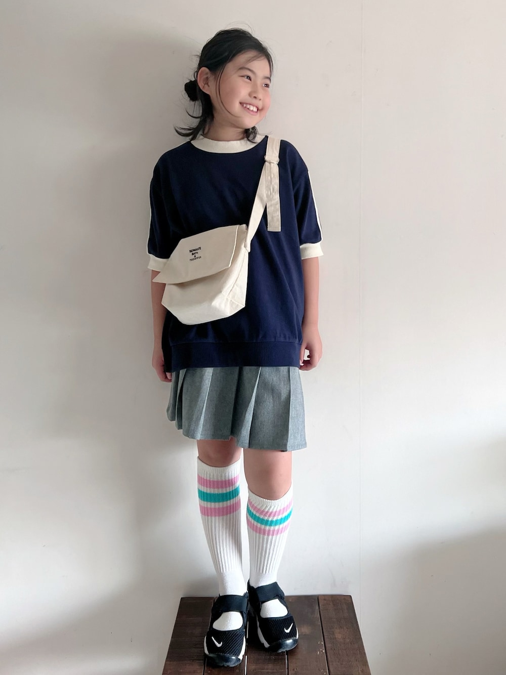 「春のNewスタイル、プリーツスカート、パステルカラー、ライントップス、キッズコーデ、春コーデ、ショルダーバッグ、ラインソックス、エアリフト、カジュアル、パステル映える春、NIKE」｜「LOWRYS FARMのラインプルオーバーＳＳ　110130（Tシャツ/カットソー、ブルー系）」を使った、bow-changさん（キッズ・130cm）の春コーディネートの1枚目の写真