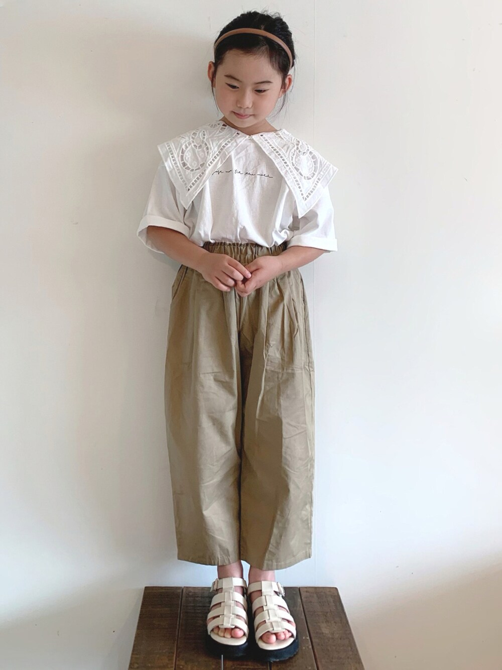 「夏コーデ、休日コーデ、つけ襟、白Tシャツ、ビッグカラー、タックイン、サンダル、カチューシャ、COOLなこのコが仲間入り、ビッグシルエット」｜「LOWRYS FARMのフォトプリントＴＥＥＳＳ　938940（Tシャツ/カットソー、ホワイト系）」を使った、bow-changさん（キッズ・120cm）の夏コーディネートの1枚目の写真