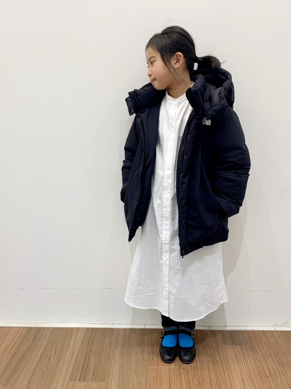 「冬コーデ、バルトロライトジャケット、ダウンジャケット、THE NORTH FACE、カラーソックス、シャツワンピ、スキニーデニム、カンフーシューズ、バレエシューズ、オーバーサイズ、あったかコーデ、ロールアップ、ローリーズファーム(LOWRYS FARM)、休日スタイル、モノトーン」｜「THE NORTH FACEの【WEB限定】THE NORTH FACE/ザ ノース フェイス  Endurance Baltro Jacket（ダウンジャケット/コート、ブラック系）」を使った、bow-changさん（キッズ・120cm）の冬コーディネートの1枚目の写真