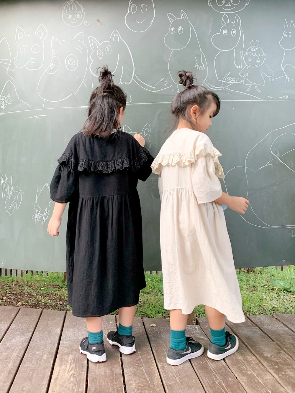 「ビッグカラー、ワンピース、リンクコーデ、ロングワンピース、カラーソックス、リフト、NIKE、スニーカー、ローリーズファーム(LOWRYS FARM)、休日スタイル、ビッグシルエット、ゆるコーデ」｜「LOWRYS FARMのコットンレースカラーワンピース　942859（ワンピース、ブラック系）」を使った、bow-changさん（キッズ・120cm）の秋コーディネートの1枚目の写真