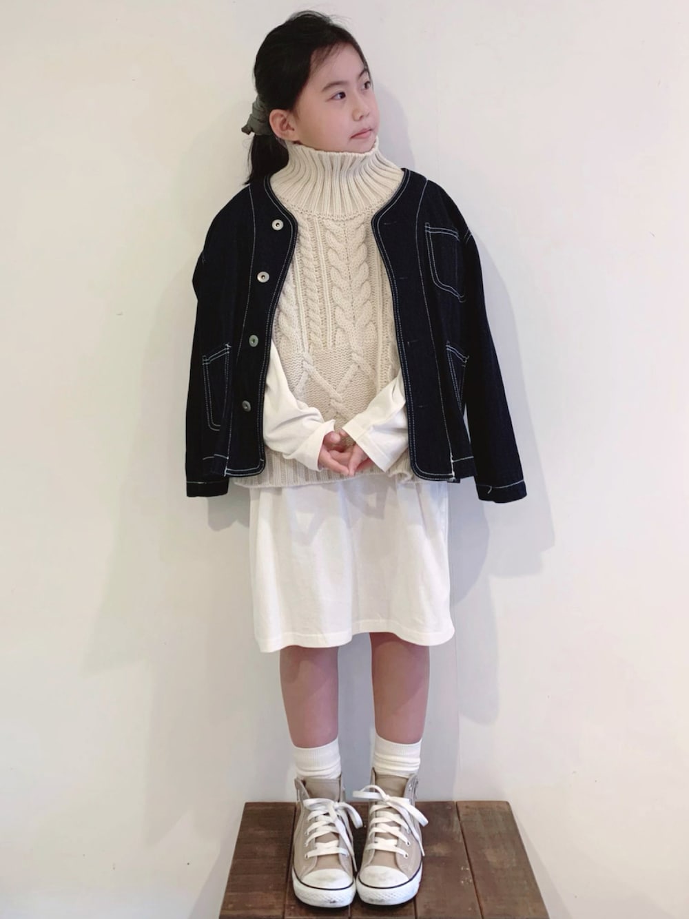 「だから秋服が好き、キッズコーデ、ニットベスト、デニムジャケット、ノーカラージャケット、ワンピース、ハイカットスニーカー、コンバース、スニーカー、ハイネック、ケーブルニット、秋コーデ、ニット」｜「antiquaのデニムカバーオール カジュアルに“ゆるっ”と抜け感をプラス（ノーカラージャケット、ブルー系）」を使った、bow-changさん（キッズ・120cm）の秋コーディネートの1枚目の写真