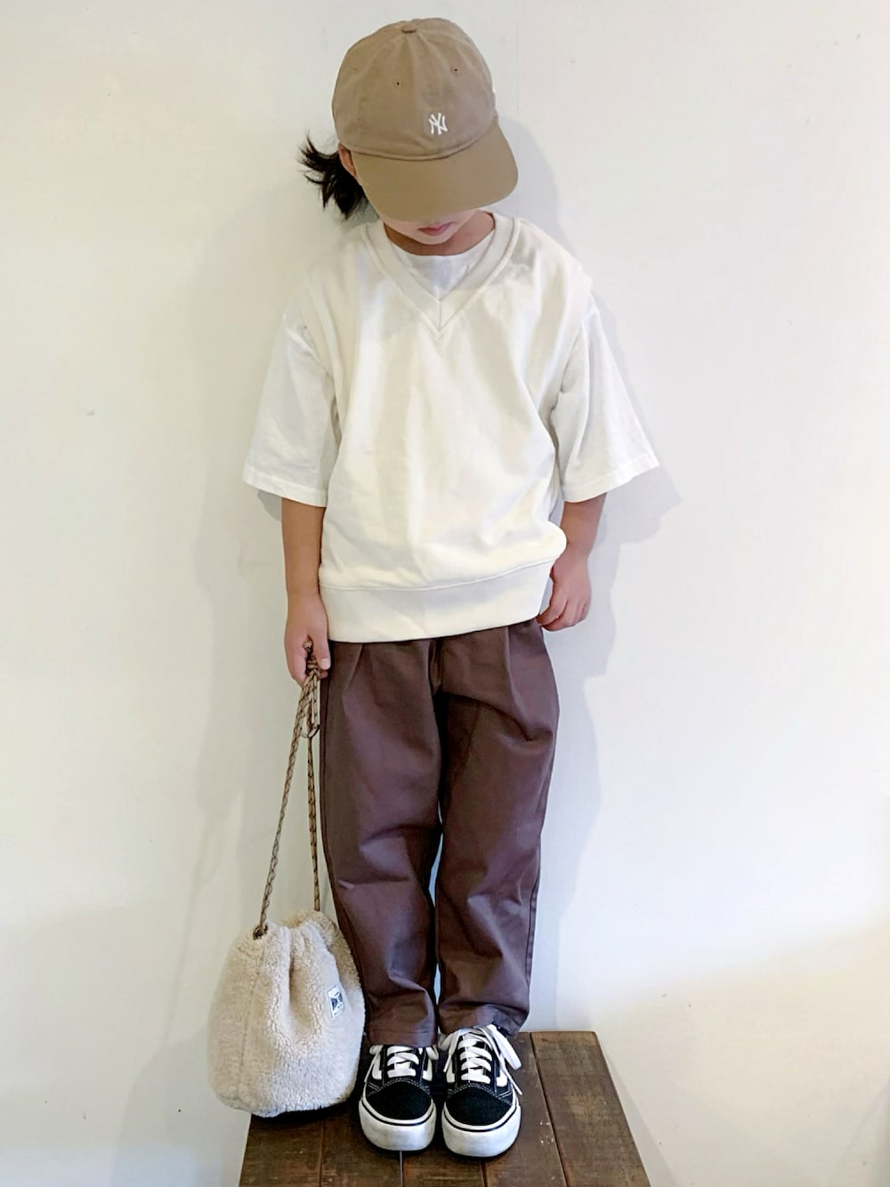 「ブラウン、ゆるコーデ、プチプラ、キャップ、スニーカーコーデ、VANS、オールドスクール、巾着バッグ、ベスト、白Tシャツ、秋のコーデ、秋服準備はじめました」｜「LOWRYS FARMのフォトプリントＴＥＥＳＳ　938940（Tシャツ/カットソー、ホワイト系）」を使った、bow-changさん（キッズ・120cm）の秋コーディネートの1枚目の写真