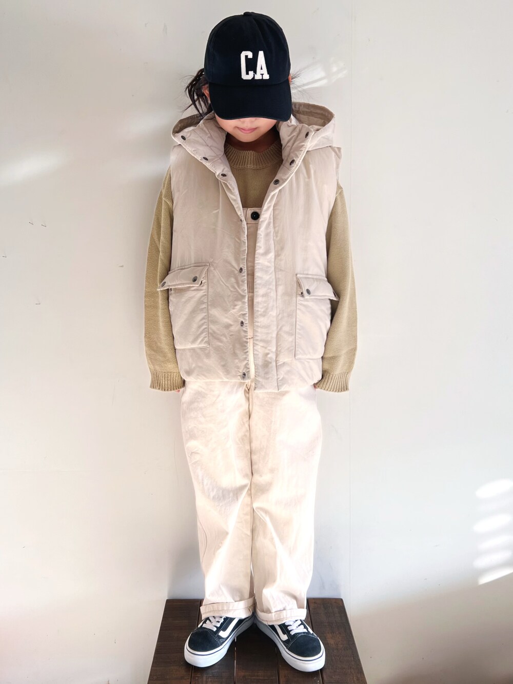 「lowrysfarmkids、ベスト、ダウンベスト、オーバーオール、サロペット、キャップ、VANS、スニーカーコーデ、秋冬コーデ、ニット、monmimi、淡色コーデ、レイヤードスタイル、冬アウター」｜「LOWRYS FARMのエアサーマルベスト　349164（ダウンベスト、ホワイト系）」を使った、bow-changさん（キッズ・130cm）の秋コーディネートの1枚目の写真