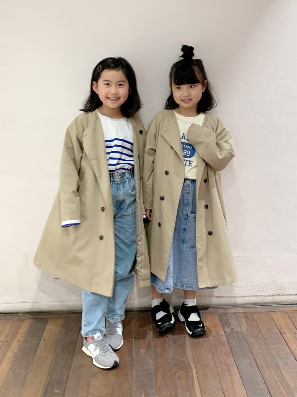 「デニム、キッズファッション、ボーダー、タックイン、ノーカラーコート、トレンチコート、スニーカーコーデ、スニーカー、ニューバランス、春コーデ、リンクコーデ、ロングコート、スプリングコート、ブルー」｜「LOWRYS FARMのノーカラートレンチコート　254715（ノーカラーコート、ベージュ系）」を使った、bow-changさん（キッズ・120cm）の春コーディネートの1枚目の写真