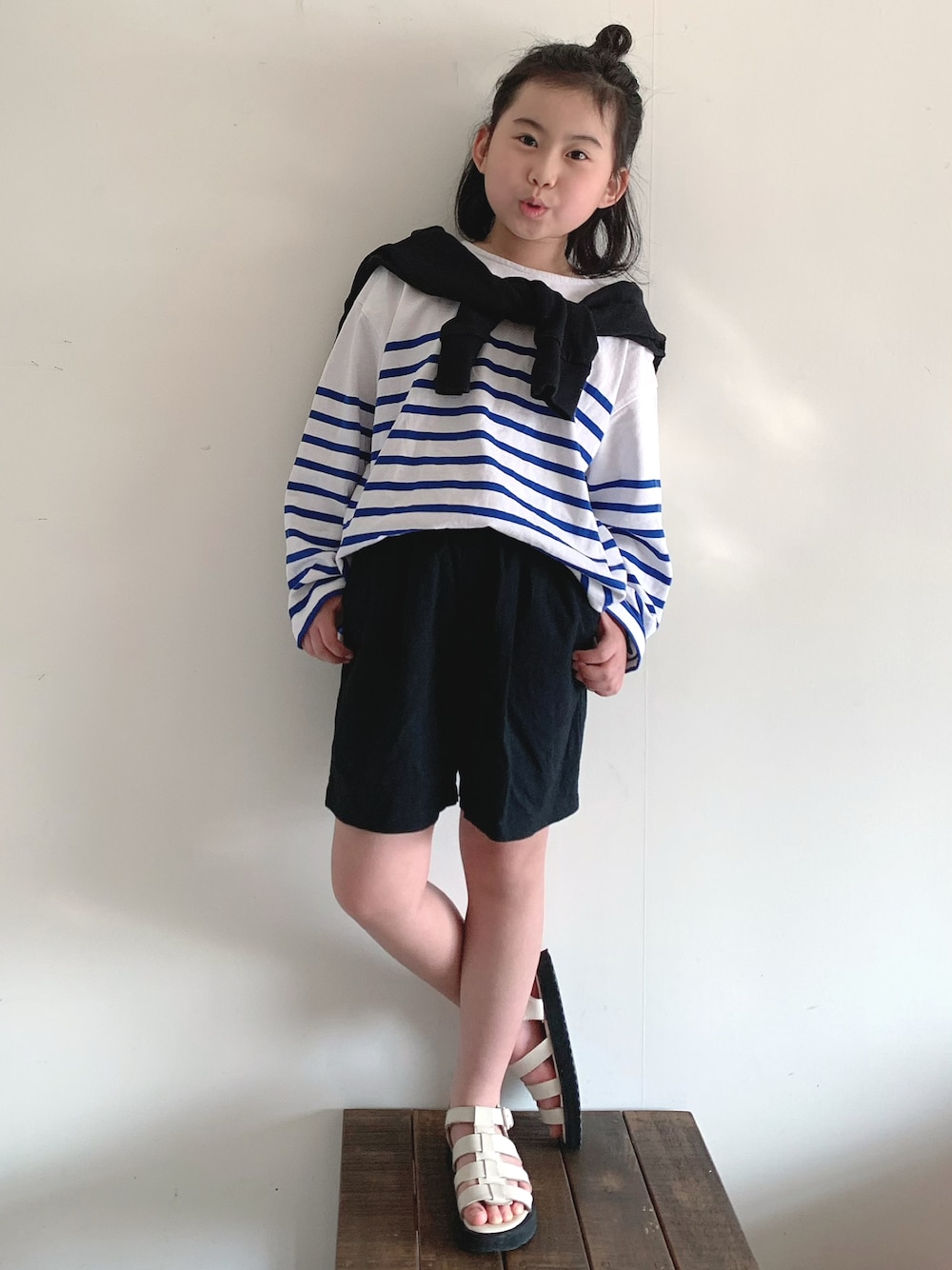 「春服みてみて、休日スタイル、ショートパンツ、ボーダー、春コーデ、肩掛けコーデ、タックイン、サンダル、シンプル、ラフ、キッズファッション、オーバーサイズ、ロンT」｜「LOWRYS FARMのオーガニックボーダーＬＳ　264184（Tシャツ/カットソー、ブルー系）」を使った、bow-changさん（キッズ・120cm）の春コーディネートの1枚目の写真