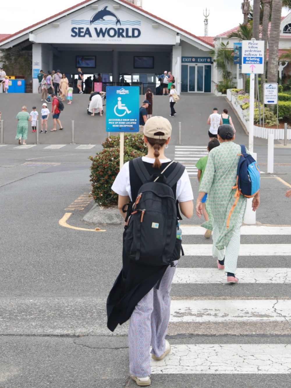「オーストラリア、旅行コーデ、シーワールド」｜「KEENのUNEEK / ユニーク（サンダル、ホワイト系）」を使った、n o m u .さん（レディース・158cm）の夏コーディネートの1枚目の写真