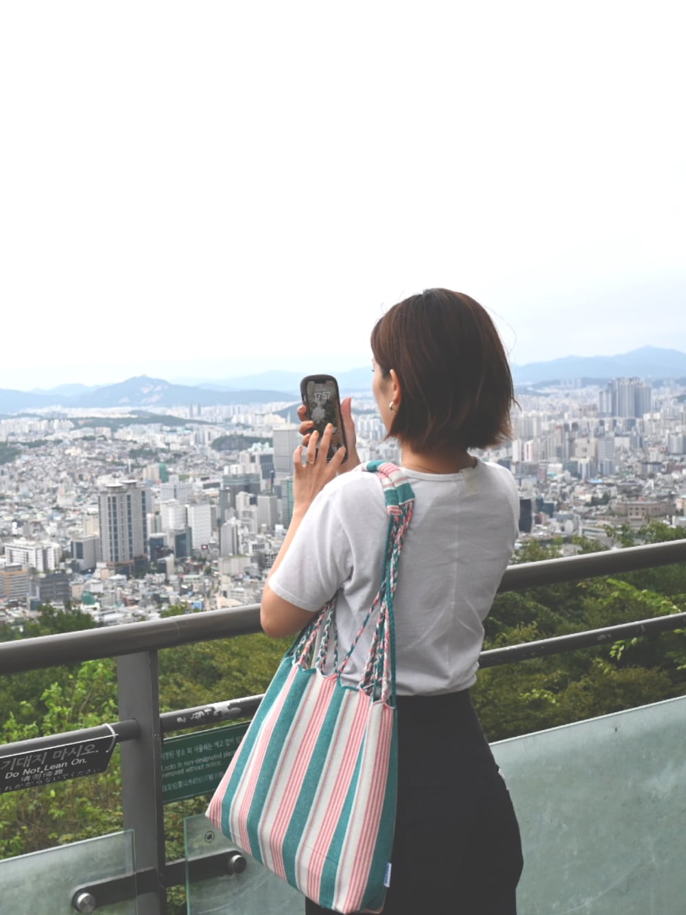 「韓国旅行、ラフコーデ、トートバッグ、シンプルコーデ」｜「FREAK'S STOREのアイテム（トートバッグ、その他）」を使った、n o m u .さん（レディース・158cm）の春コーディネートの1枚目の写真