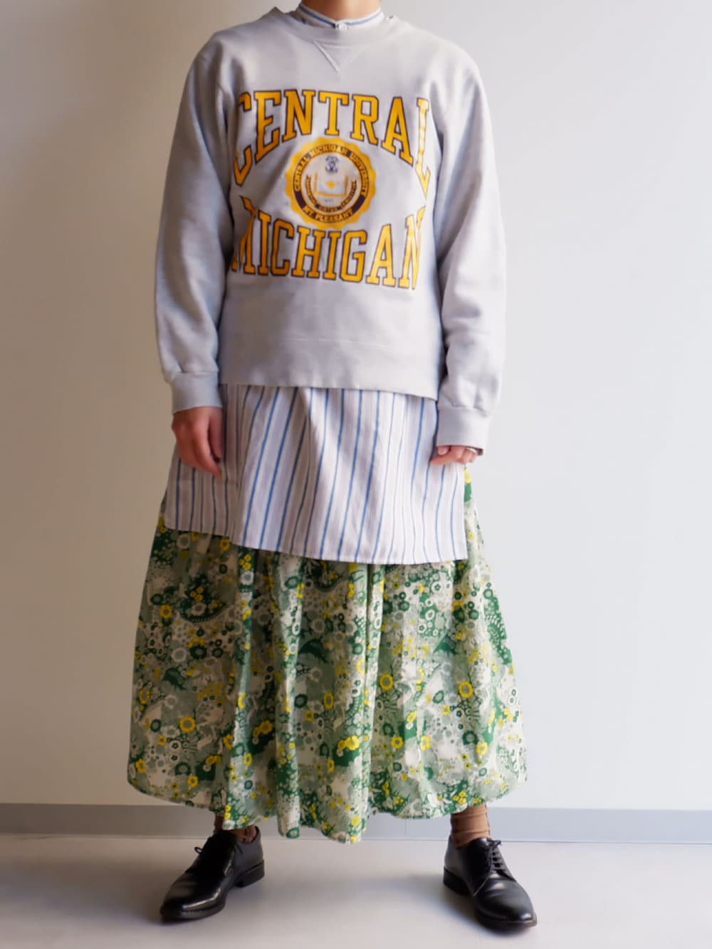 「オトナカジュアル、グランパシャツ、春」｜「TIGRE BROCANTEのアイテム（スカート、グリーン系）」を使った、yumiさん（レディース・159cm）の冬コーディネートの1枚目の写真