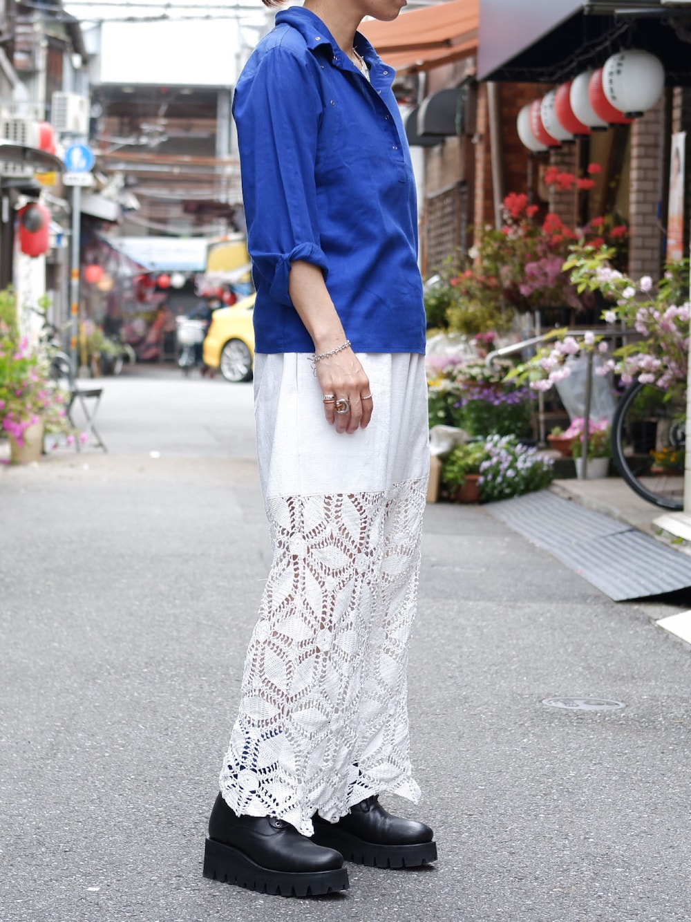 ブラック系のブーツ、ブルー系のシャツ/ブラウス、ホワイト系のその他パンツを着用したレディースの春コーディネートの1枚目の写真