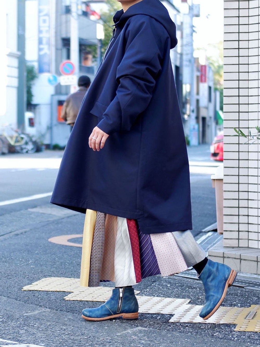 「リメイク、ネクタイスカート、古着MIX」｜「ADANのアイテム（ポンチョ、ブルー系）」を使った、yumiさん（レディース・159cm）の冬コーディネートの1枚目の写真