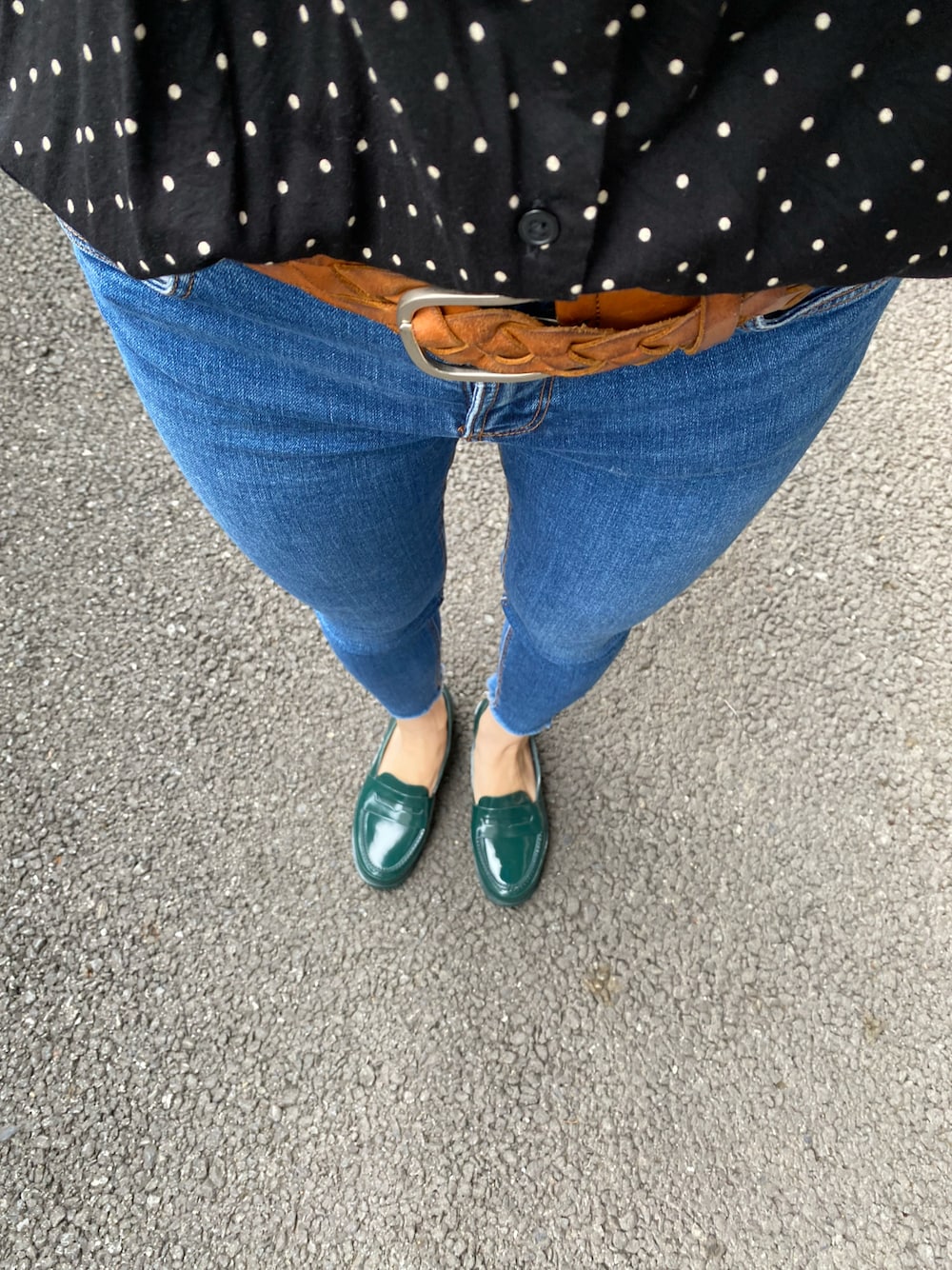 グリーン系のレインシューズ、ブルー系のデニムパンツ、ブラック系のシャツ/ブラウスを着用したレディースの秋コーディネートの1枚目の写真