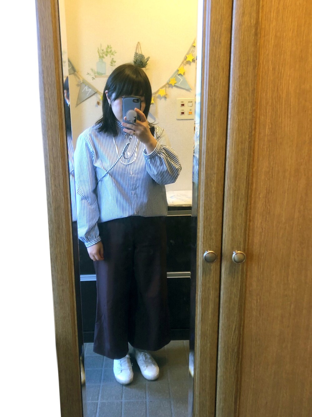 「ストライプシャツ、ラッフルスリーブ、ワイドパンツ、スニーカー」｜「groveの【WEB限定サイズあり】クロップドワイドパンツ（その他パンツ、ブラウン系）」を使った、あやぺさん（レディース・154cm）の春コーディネートの1枚目の写真