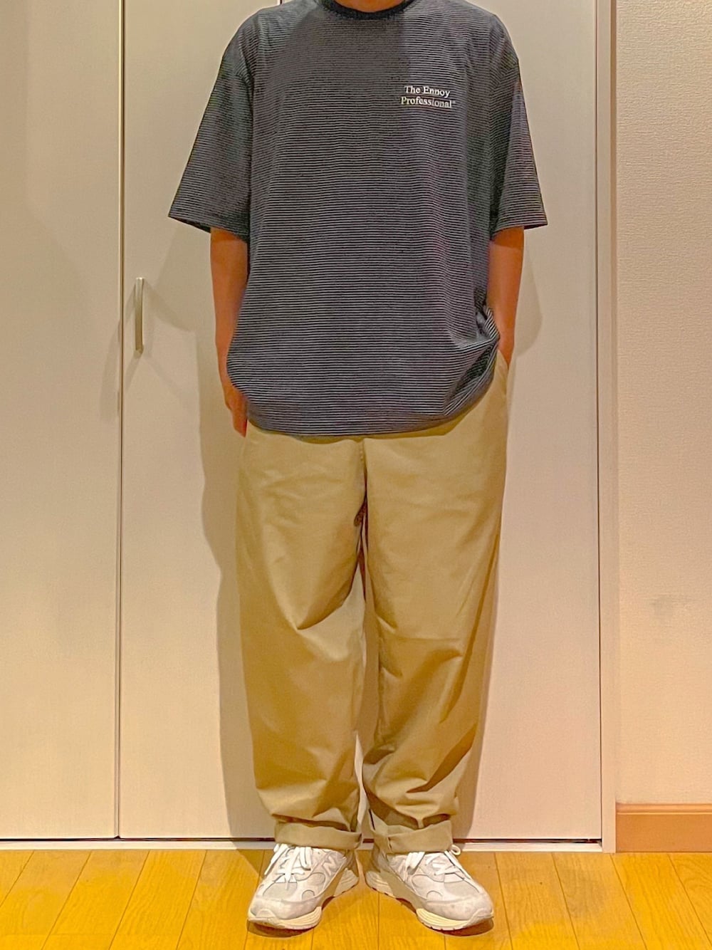 「夏コーデ、大人カジュアル、オーバーサイズ、Tシャツ、チノパン、ennoy、FreshService、New Balance、スニーカー、スニーカーコーデ、ボーダー、ゆるコーデ、ootd」｜「Ennoyのアイテム（Tシャツ/カットソー、ブラック系）」を使った、927.JPさん（メンズ・174cm）の夏コーディネートの1枚目の写真