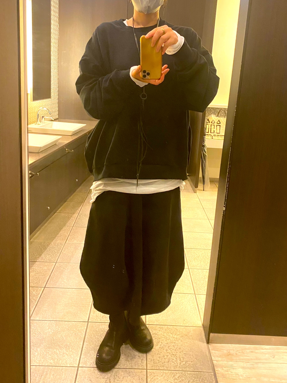 「シンプルコーデ、秋コーデ、お洒落さんとつながりたい、カジュアル、大人カジュアル、オトナ女子、ゆるコーデ、モノトーン」｜「bajraのアイテム（スウェット、ブラック系）」を使った、おけいさん（レディース・173cm）の秋コーディネートの1枚目の写真