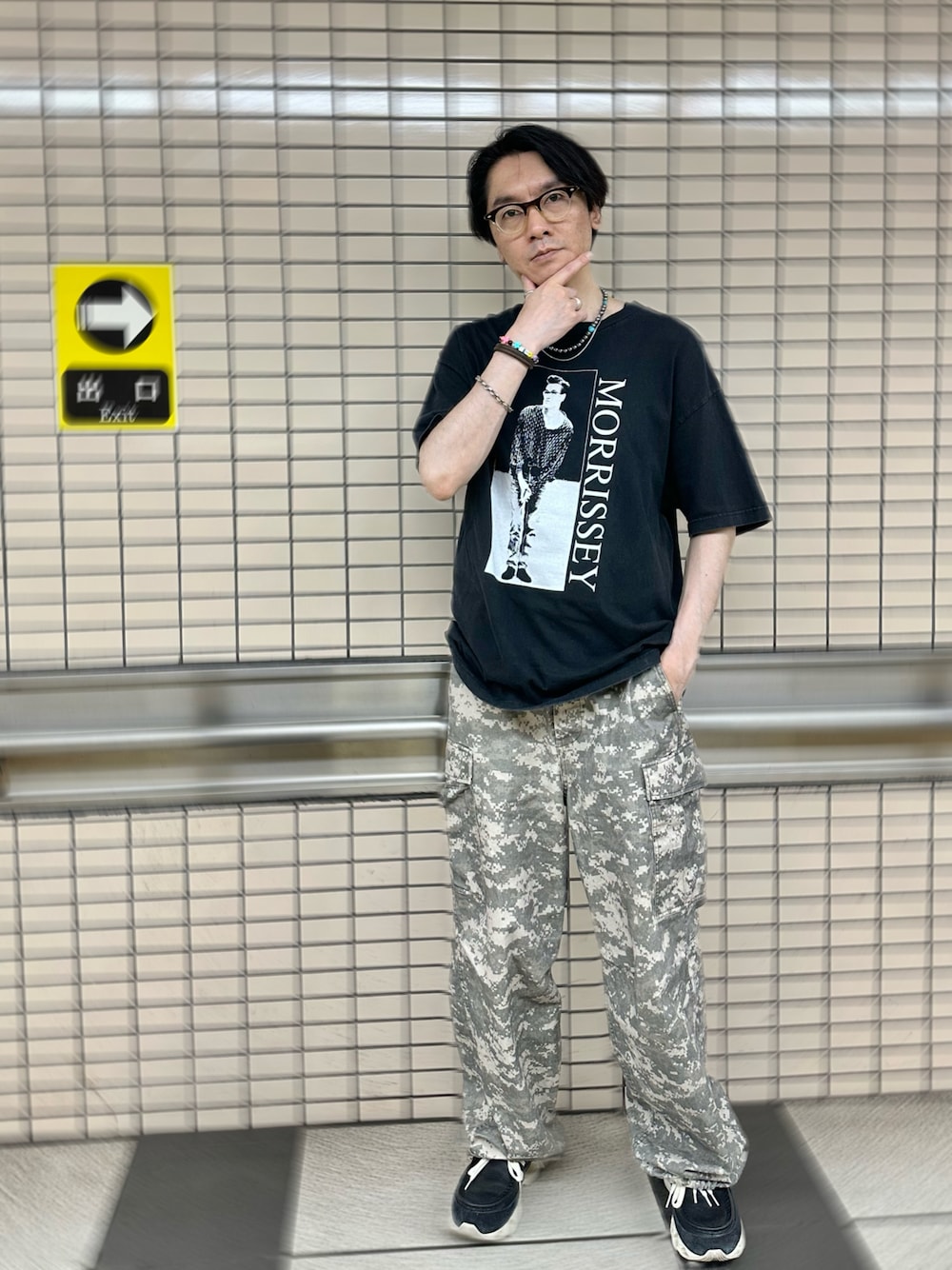 ブラック系のTシャツ/カットソー、その他のカーゴパンツ、ブラック系のスニーカーを着用したメンズの夏コーディネートの1枚目の写真