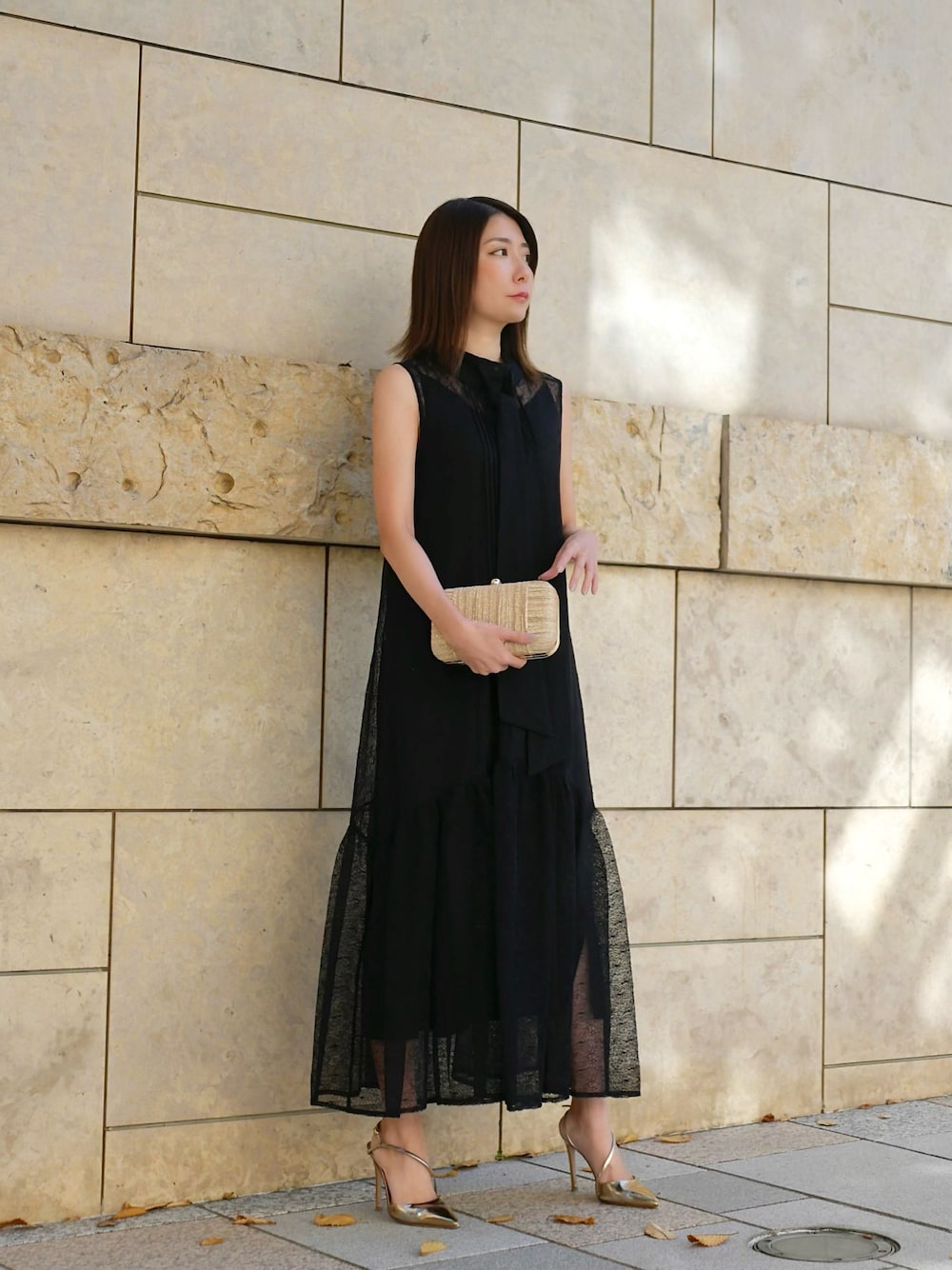 ブラック系のドレスを着用したレディースの秋コーディネートの1枚目の写真