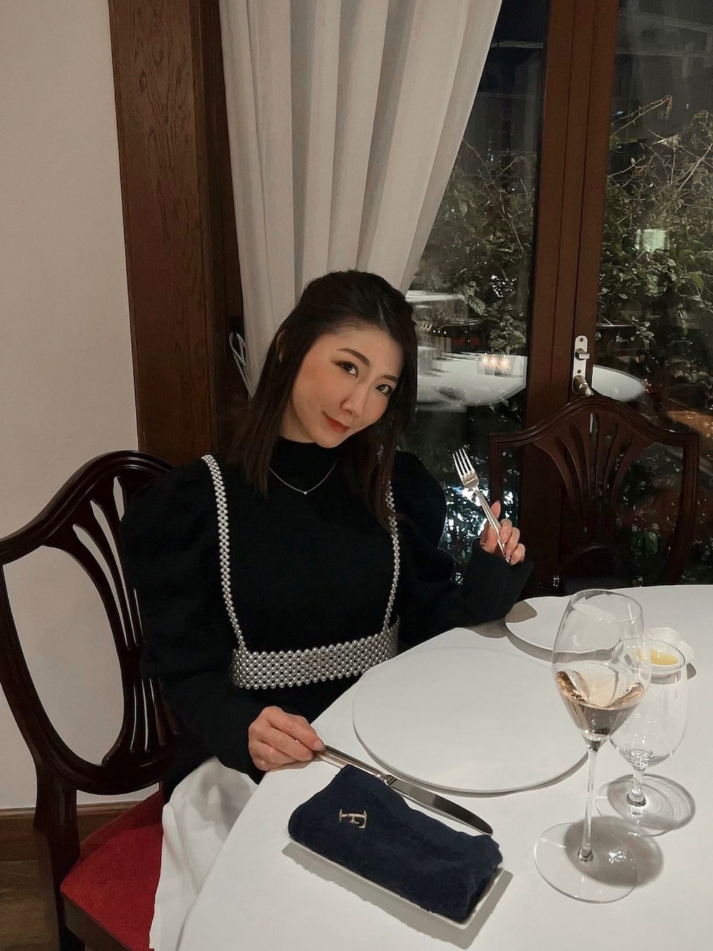 ホワイト系のベストを着用したレディースの春コーディネートの1枚目の写真