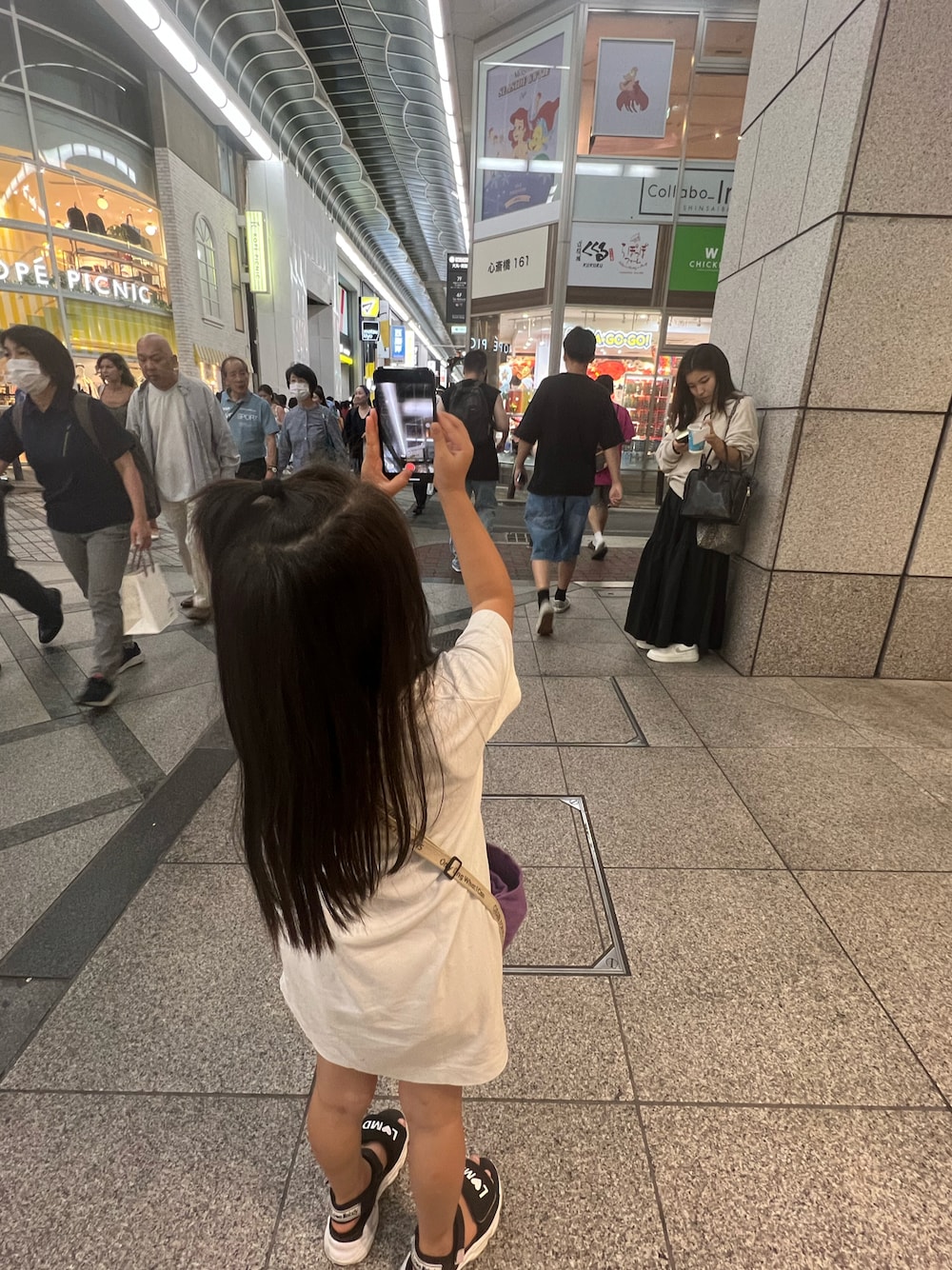「秋のコーデ、おでかけコーデ、キッズコーデ、キッズファッション、6歳、6歳女の子、おしゃれさんと繋がりたい、可愛い、末娘、白ワンピース、ロングヘア、園児スタイル、もうすぐ1年生」｜「UNIQLOのアイテム（ワンピース、ホワイト系）」を使った、nanaさん（キッズ・110cm）の秋コーディネートの1枚目の写真