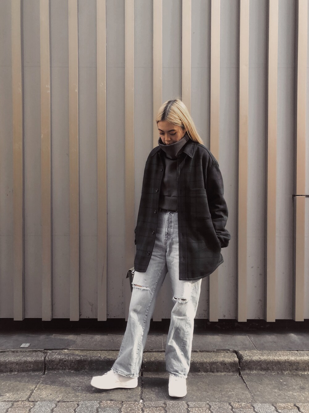 「FIG&VIPER、フィグアンドヴァイパー(FIG&VIPER)、ユニクロ、UNIQLO、マイベストコーデ2021、moussy、デニム、シャツジャケット、チェック、グリーン、スニーカー、白スニーカー、スクエアバッグ、オーバーサイズ、ビッグシルエット」｜「FIG&VIPERのハイネックLOGOPO（Tシャツ/カットソー、グレー系）」を使った、FIG&VIPER_Yukaさん（レディース・167cm）の冬コーディネートの1枚目の写真