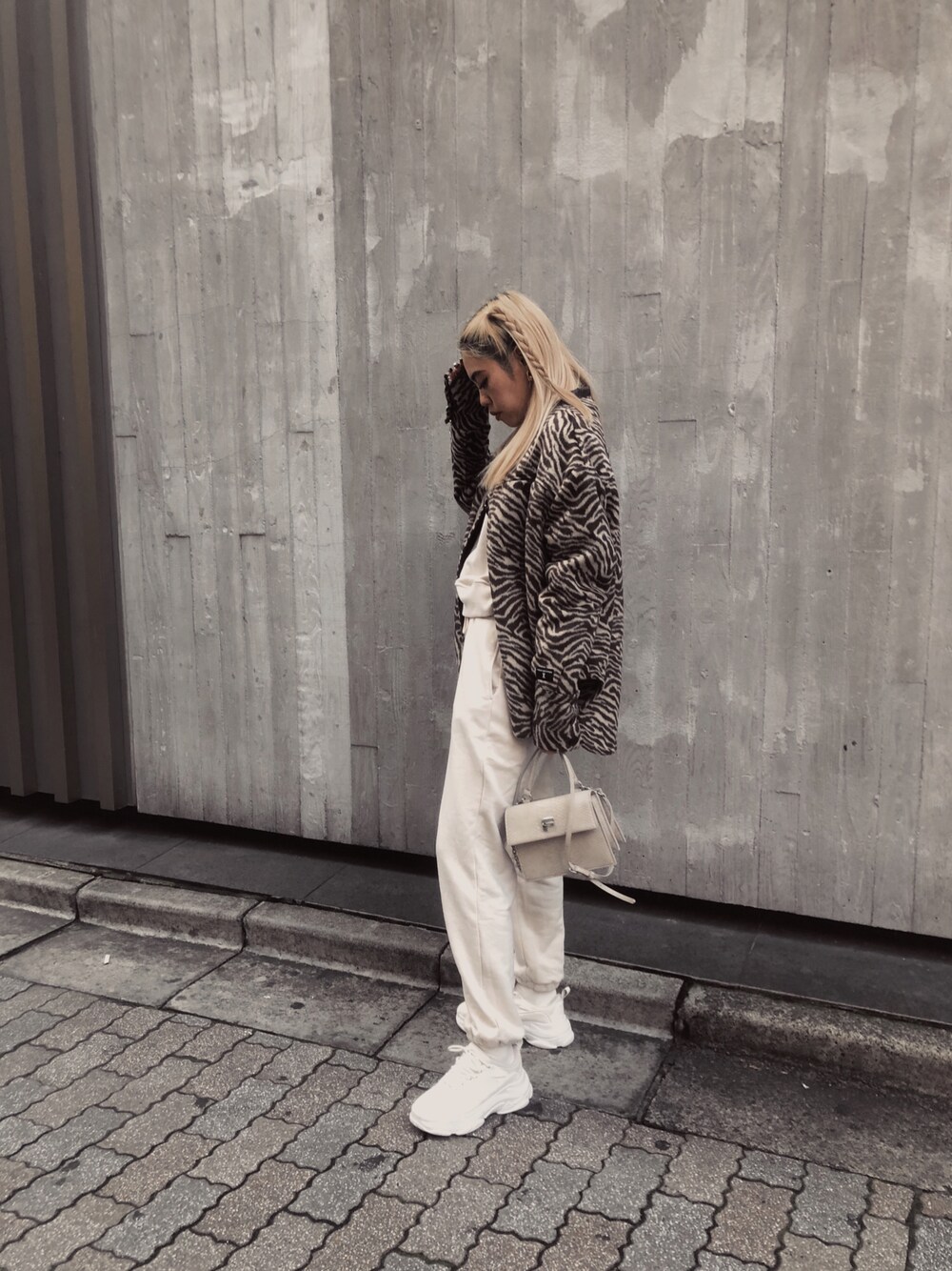 「FIG&VIPER、フィグアンドヴァイパー(FIG&VIPER)、ユニクロ、UNIQLO、スウェット、スウェットパンツ、スウェットコーデ、スニーカー、ストリート、スニーカーコーデ、ワントーンコーデ、ダッドスニーカー、プチプラ、淡色コーデ、白スニーカー」｜「FIG&VIPERのシャツJK（その他アウター、ブラウン系）」を使った、FIG&VIPER_Yukaさん（レディース・167cm）の冬コーディネートの1枚目の写真