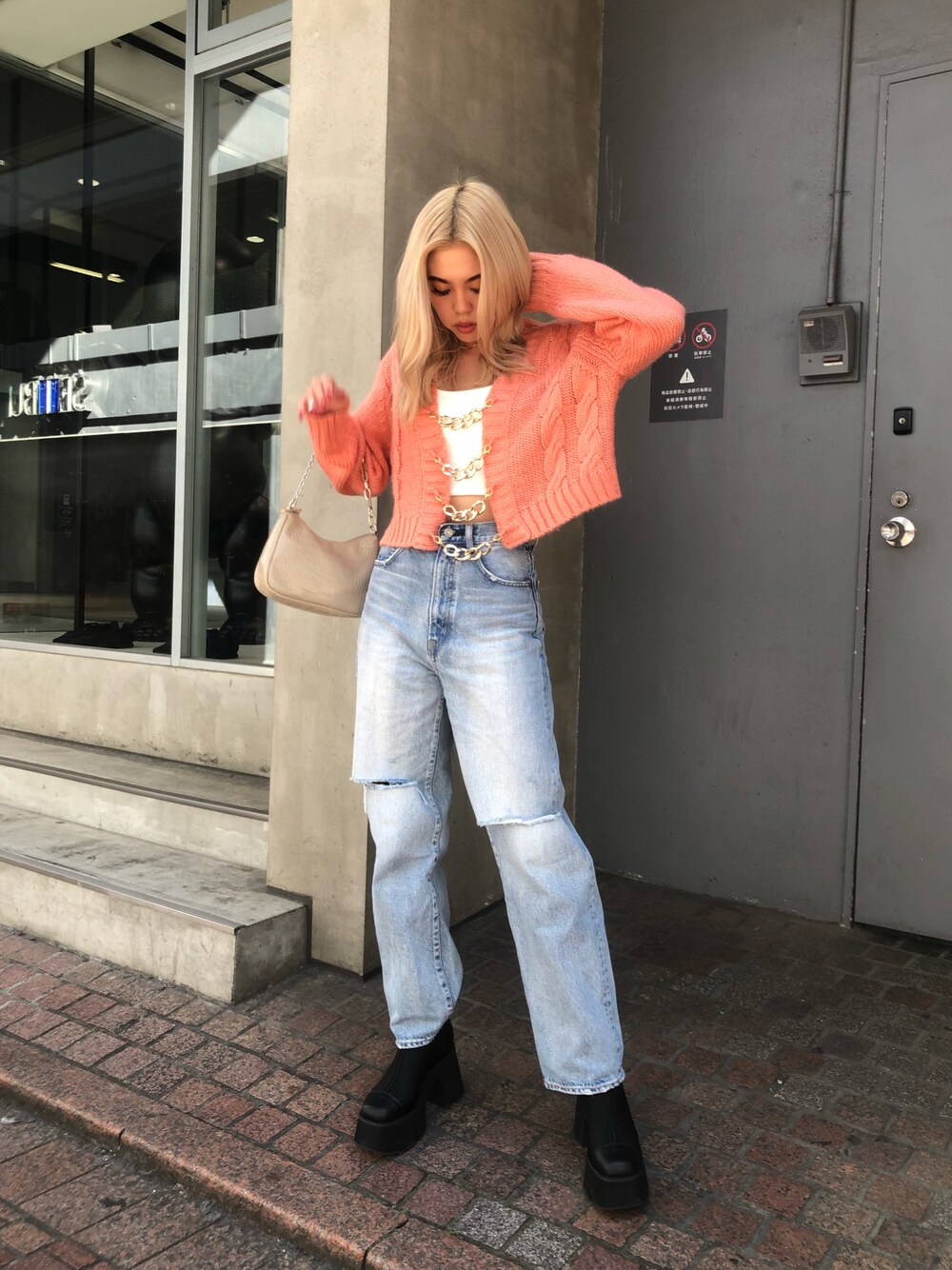 「FIG&VIPER、フィグアンドヴァイパー(FIG&VIPER)、moussy、デニムパンツ、ケーブルニット、ニットコーデ、レイヤードスタイル、ブーツ、ミニバッグ、ワイドパンツ、スクエアバッグ、高身長女子、ストリート、秋のコーデ、淡色コーデ」｜「FIG&VIPERのチェーン付きショートニットTOP（カーディガン/ボレロ、オレンジ系）」を使った、FIG&VIPER_Yukaさん（レディース・167cm）の秋コーディネートの1枚目の写真