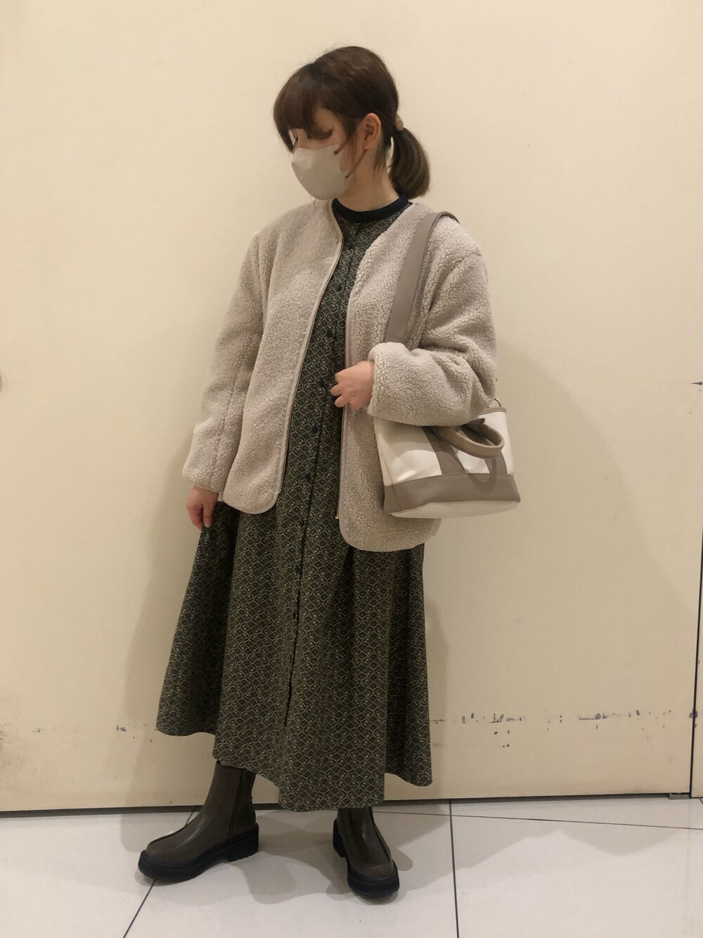 「ボアジャケット、花柄」｜「Samansa Mos2 blueの花柄ワンピース（ワンピース、ブルー系）」を使った、ひきださん（レディース・157cm）の秋コーディネートの1枚目の写真