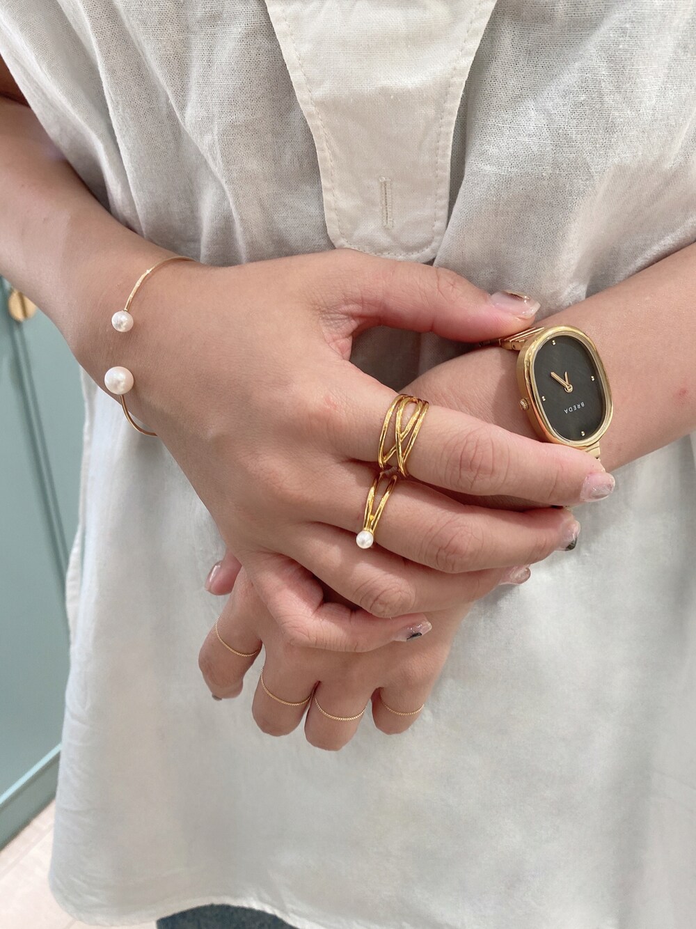 ゴールド系のリング、ゴールド系のリング、ゴールド系のバングル/リストバンドを着用したレディースの夏コーディネートの1枚目の写真