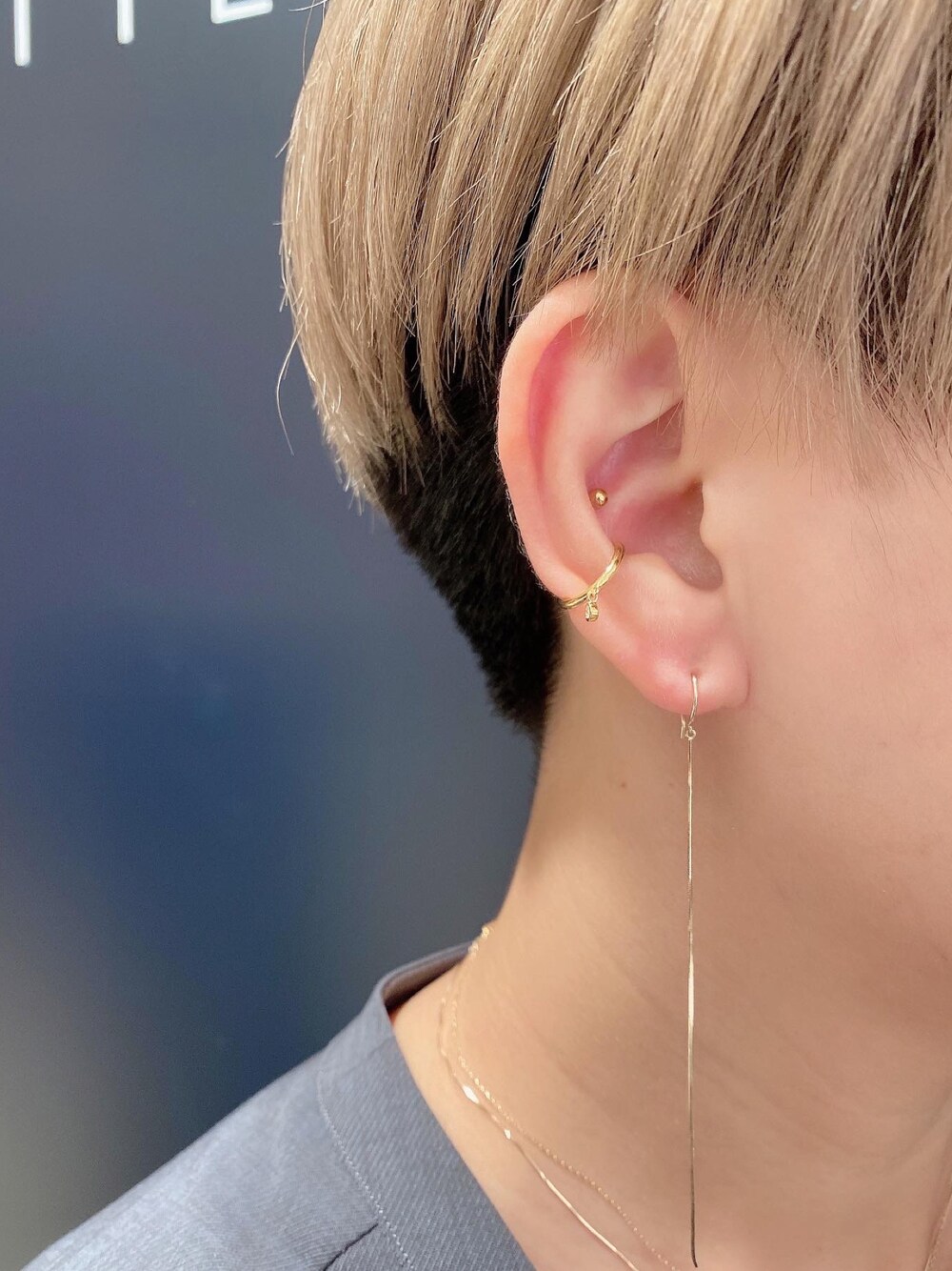 ゴールド系のイヤーカフ、ゴールド系のピアス（片耳用）を着用したレディースの秋コーディネートの1枚目の写真