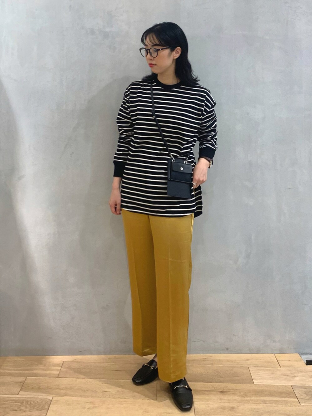 イエロー系のその他パンツ、ブラック系のTシャツ/カットソー、ブラック系のローファーを着用したレディースの夏コーディネートの1枚目の写真