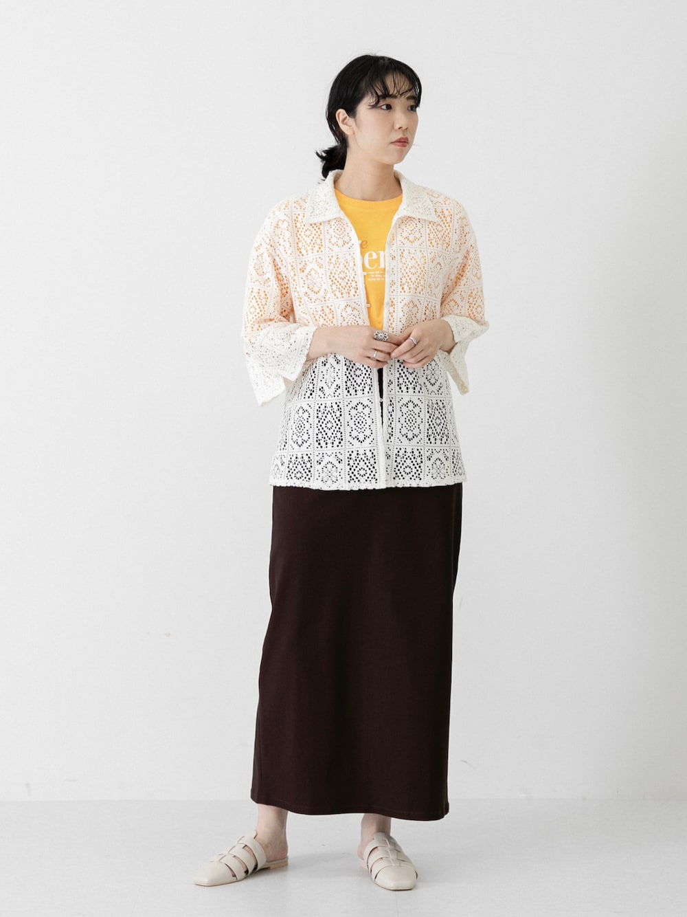 オレンジ系のTシャツ/カットソー、ホワイト系のシャツ/ブラウス、ブラウン系のスカートを着用したレディースの夏コーディネートの1枚目の写真