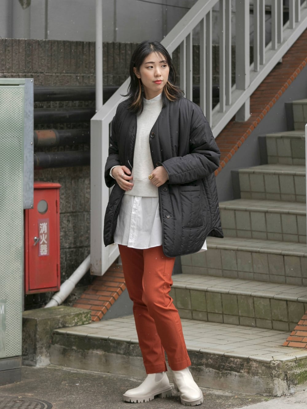 ブラック系のその他アウター、ベージュ系のスウェット、ホワイト系のブーツを着用したレディースの冬コーディネートの1枚目の写真