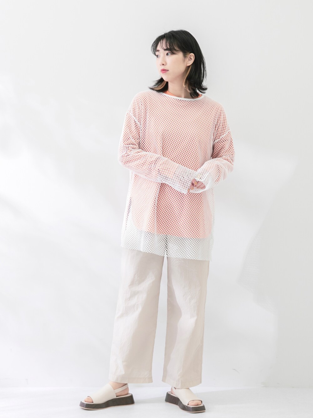 ホワイト系のTシャツ/カットソー、オレンジ系のTシャツ/カットソー、ホワイト系のサンダルを着用したレディースの春コーディネートの1枚目の写真