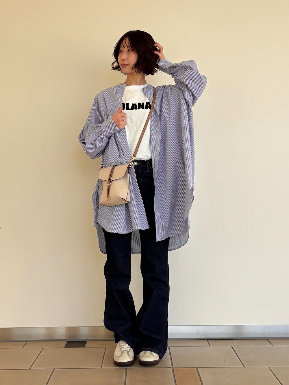 ブルー系のシャツ/ブラウス、ホワイト系のTシャツ/カットソー、ブルー系のデニムパンツを着用したレディースの春コーディネートの1枚目の写真