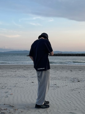 「海」｜「アイテム（スウェットパンツ）」を使った、mehtさん（メンズ・169cm）の春コーディネート