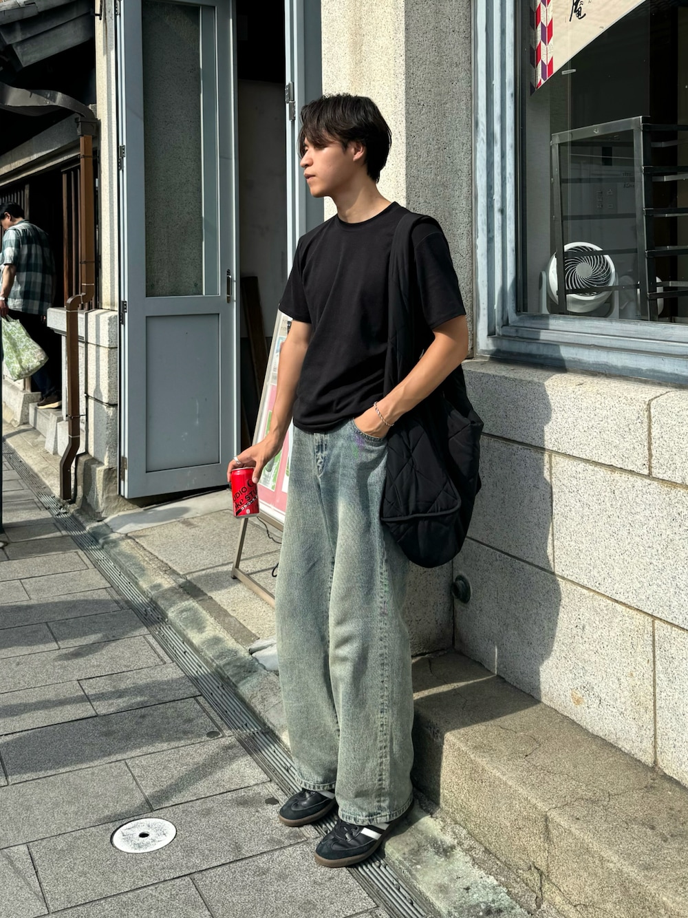 「レイヤードスタイル、デニム、デニムコーデ、デニムファッション、ウォッシュデニム、夏コーデ、シンプルスタイル、カジュアルコーデ、休日スタイル、モノトーンコーデ、大人カジュアル」｜「CLUTCHのアイテム（デニムパンツ、ブルー系）」を使った、Takamitsuさん（メンズ・179cm）の夏コーディネートの1枚目の写真