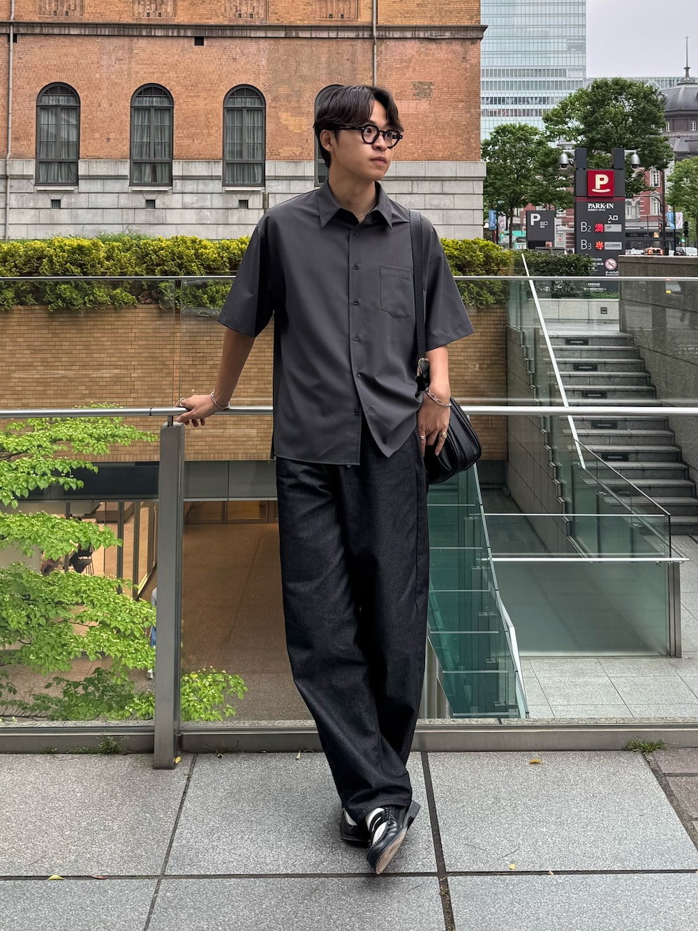 ブラック系のローファー、ブラック系のデニムパンツ、グレー系のシャツ/ブラウスを着用したメンズの春コーディネートの1枚目の写真