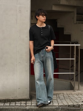 「LURAKU（ルラク）の【LURAKU】Henry Neck Short Sleeve Tee / ヘンリーネック半袖Tシャツ（Tシャツ/カットソー、ブラック系）」を使った、Takamitsuさん（メンズ・178cm）の春コーディネート