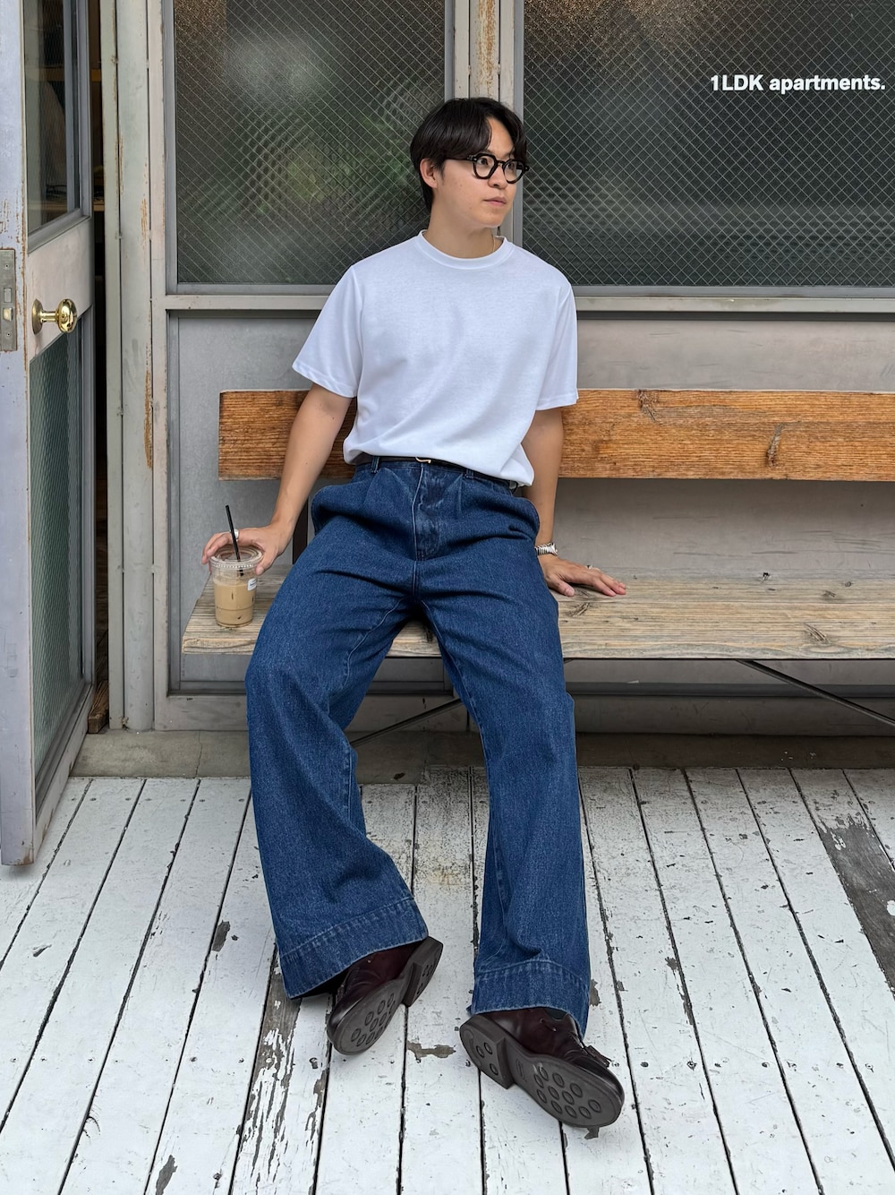 「レイヤードスタイル、デニム、デニムパンツ、デニムコーデ、白Tシャツ、きれいめカジュアル、キレイめ、キレイめカジュアル」｜「LURAKUの【LURAKU】 tuck wide denim pants / タックワイドデニムパンツ（デニムパンツ、ブルー系）」を使った、Takamitsuさん（メンズ・178cm）の夏コーディネートの1枚目の写真