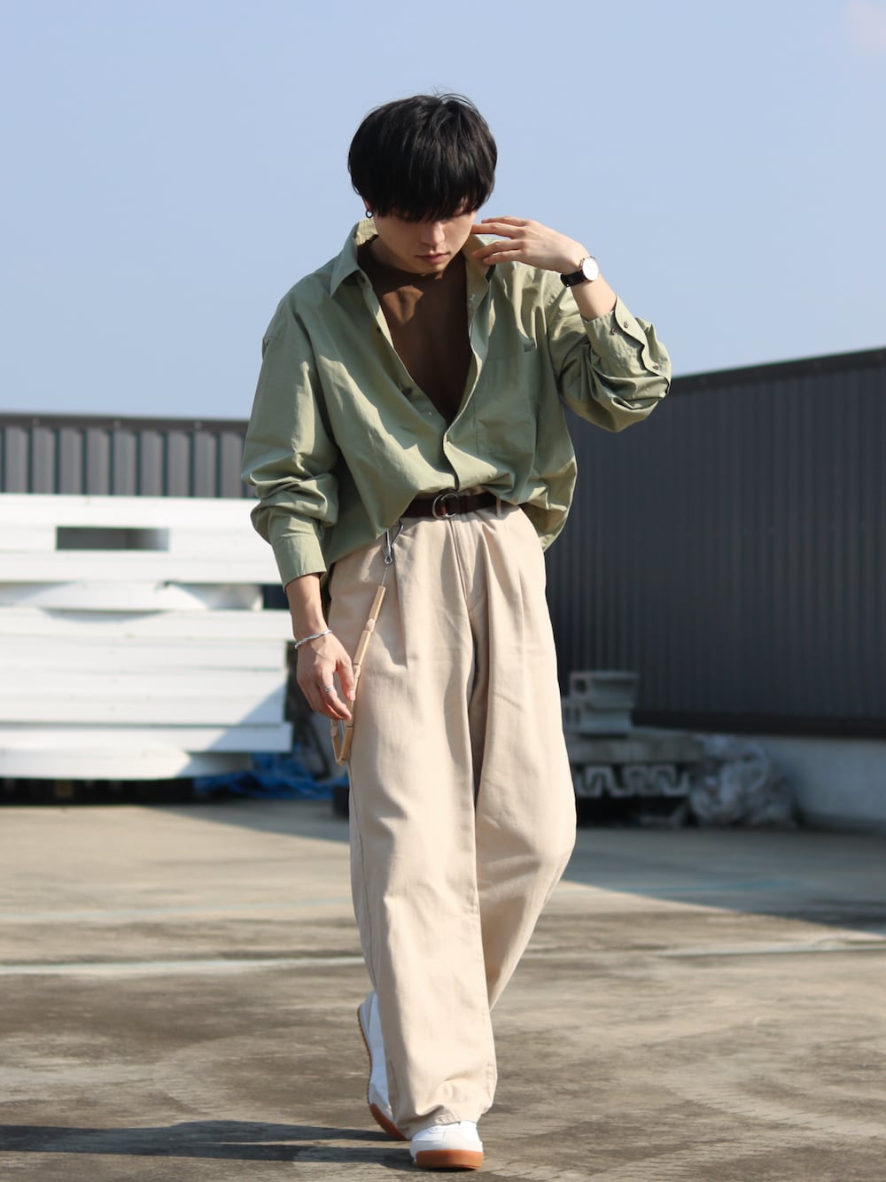 「淡色コーデ、秋服準備はじめました、デートコーデ、シャツスタイル、アウトドアスタイル、ブラウン、韓国ファッション、休日スタイル、スニーカー、ワイドパンツ」｜「UNIQLOのアイテム（スニーカー、ホワイト系）」を使った、GPさん（メンズ・163cm）の秋コーディネートの1枚目の写真