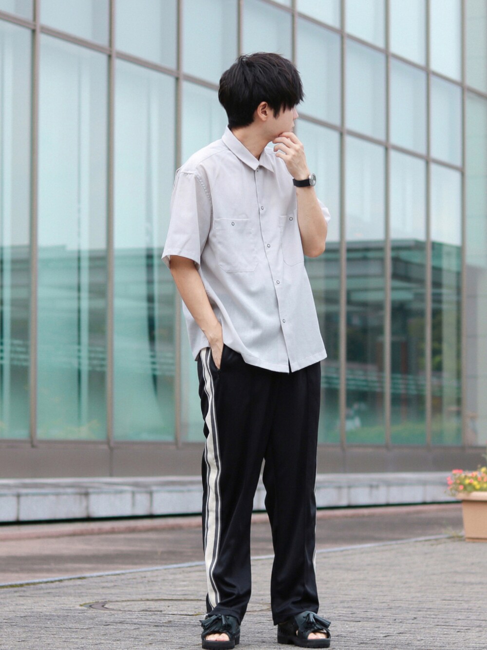 グレー系のシャツ/ブラウス、ブラック系のサンダル、ブラック系のパンツを着用したメンズの夏コーディネートの1枚目の写真