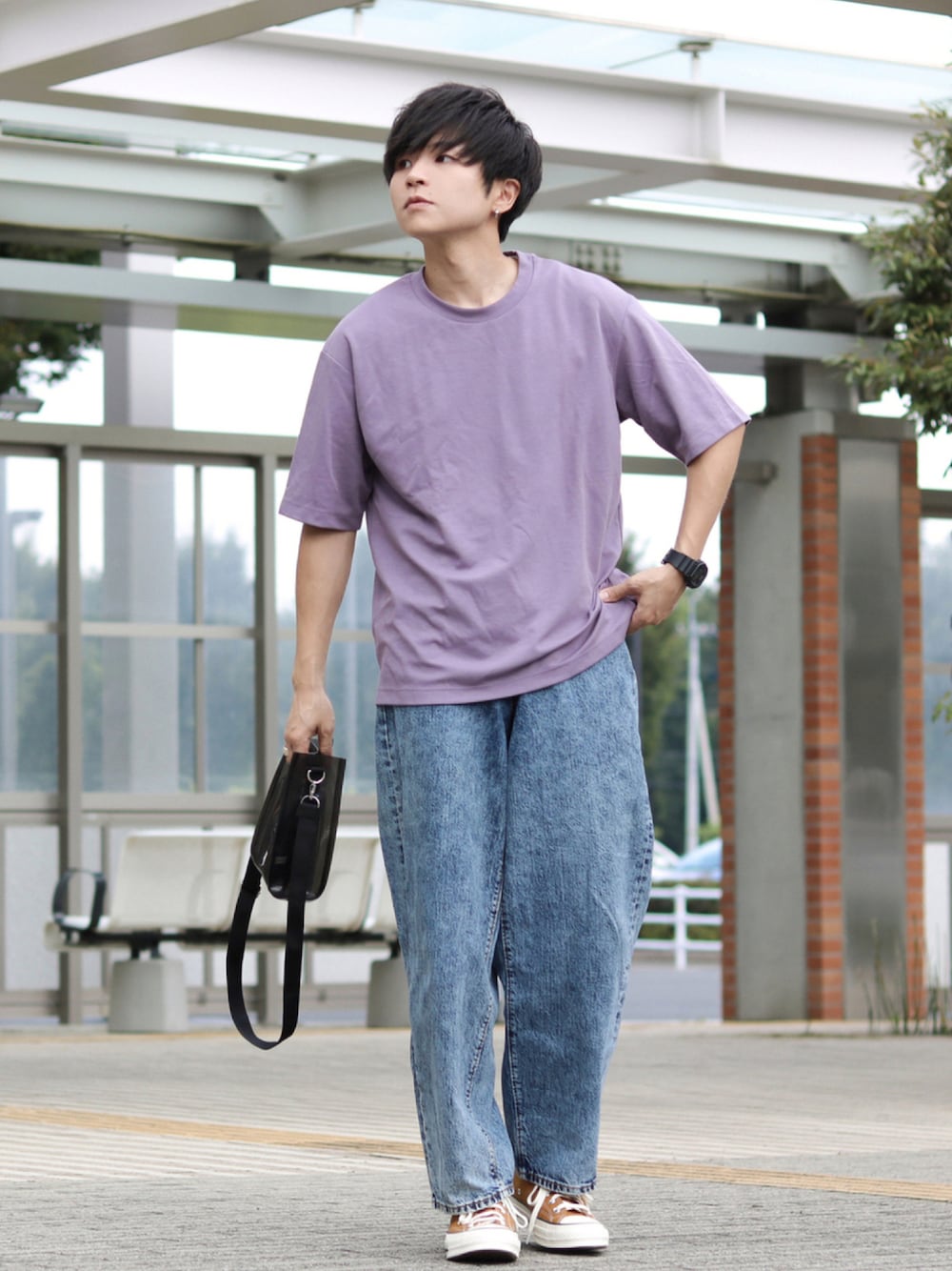 「ストリート、厚底シューズ、カラーパンツ、秋トレンド2021、休日スタイル、ワイドデニム、プチプラ、秋服準備はじめました、ミニバッグ」｜「GUのアイテム（Tシャツ/カットソー、パープル系）」を使った、GPさん（メンズ・163cm）の秋コーディネートの1枚目の写真