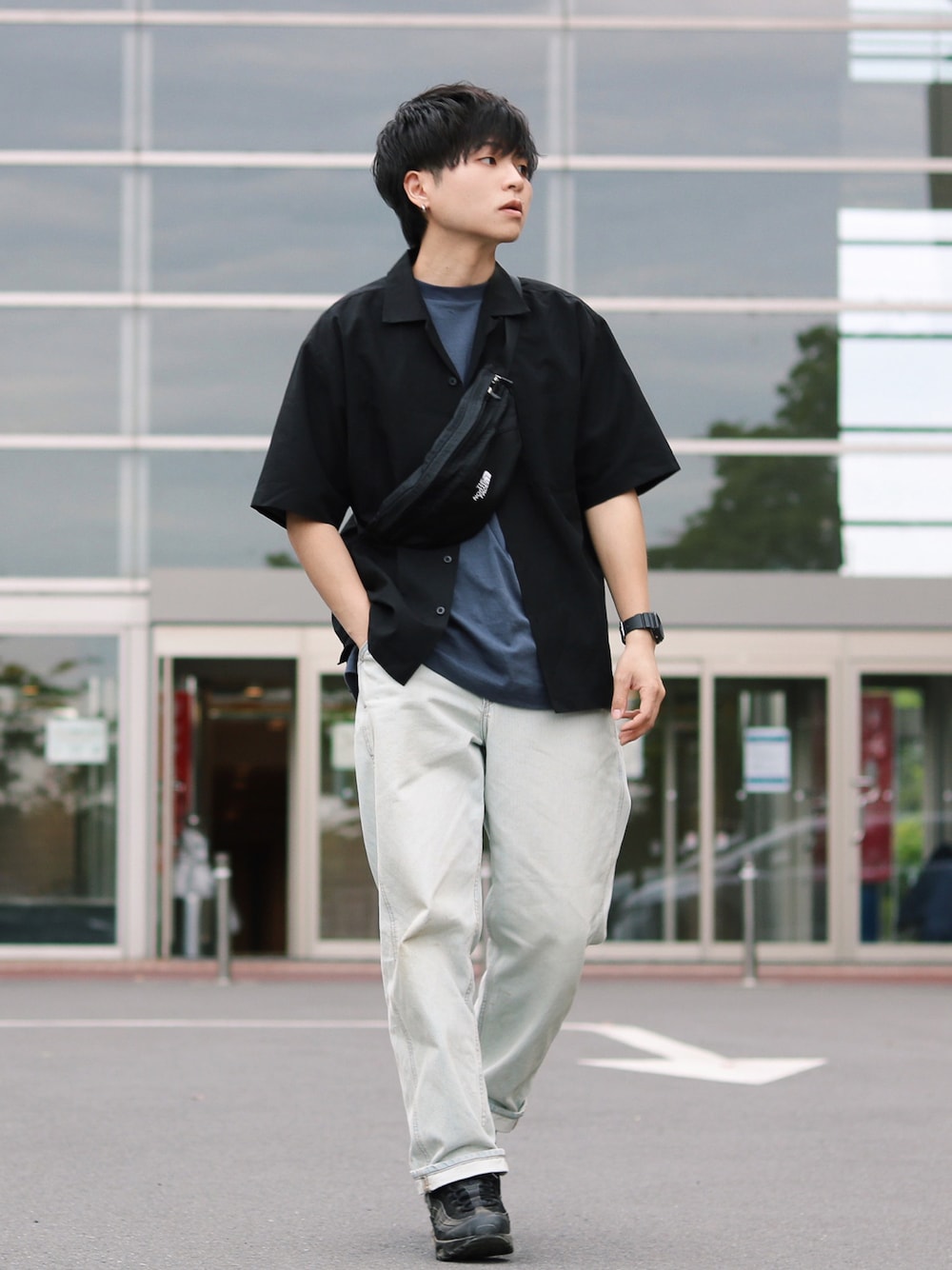 ホワイト系のデニムパンツ、ブラック系のシャツ/ブラウス、ブルー系のTシャツ/カットソーを着用したメンズの夏コーディネートの1枚目の写真