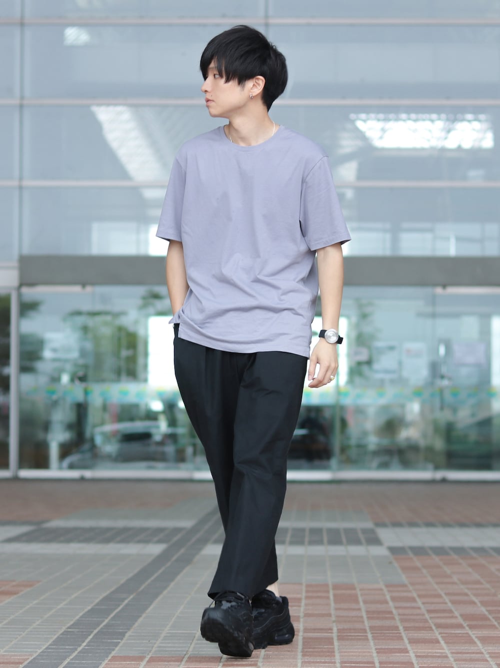 ブルー系のTシャツ/カットソー、ブラック系のパンツ、ブラック系のスニーカーを着用したメンズの夏コーディネートの1枚目の写真