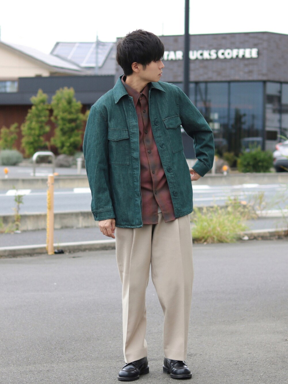 「だから秋服が好き、きれいめカジュアル、秋コーデ、カーキ、スラックス、プチプラ、休日スタイル、チェック、カラーパンツ、UNIQLO」｜「markaのmarka / マーカ：CLASSICAL TROUSERS - dry wool serge -：M20D-03PT01C[COR]（スラックス、ベージュ系）」を使った、GPさん（メンズ・163cm）の秋コーディネートの1枚目の写真