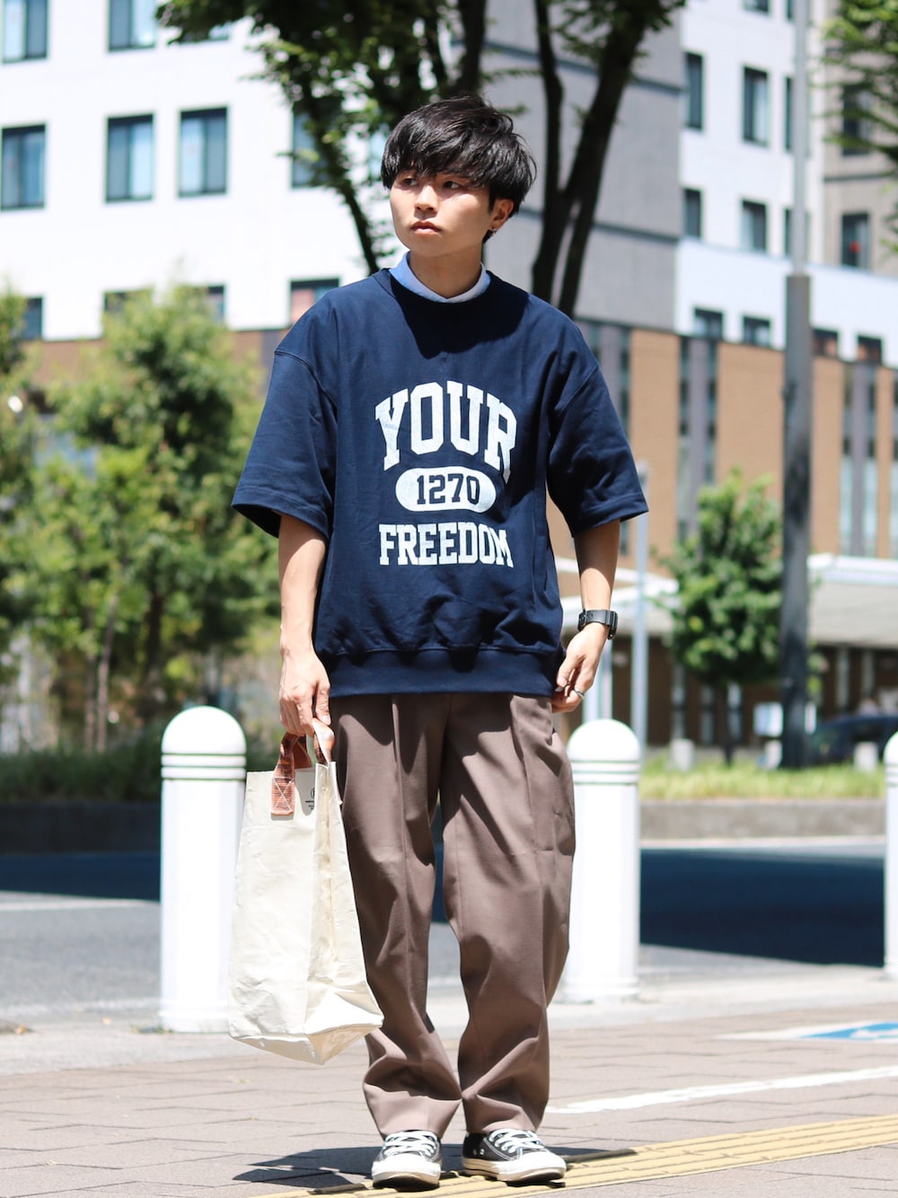 「きれいめカジュアル、夏セールで買いました、スクエアバッグ、夏だ！Tシャツ着よう！、シンプルコーデ、ロゴT」｜「PUEBCOのVINTAGE SLING BELT RECTANGLE BAG（トートバッグ、オレンジ系）」を使った、GPさん（メンズ・163cm）の夏コーディネートの1枚目の写真